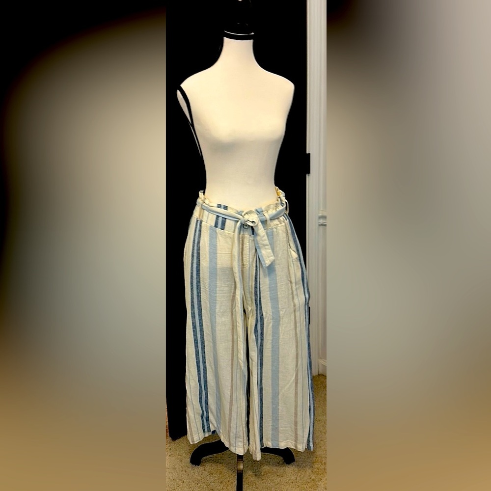 Rewash size large blue and beige striped CAPRIS with large elastic waist band